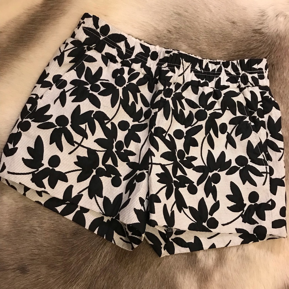 ⭐️ J Crew pull on shorts size 0 black and white